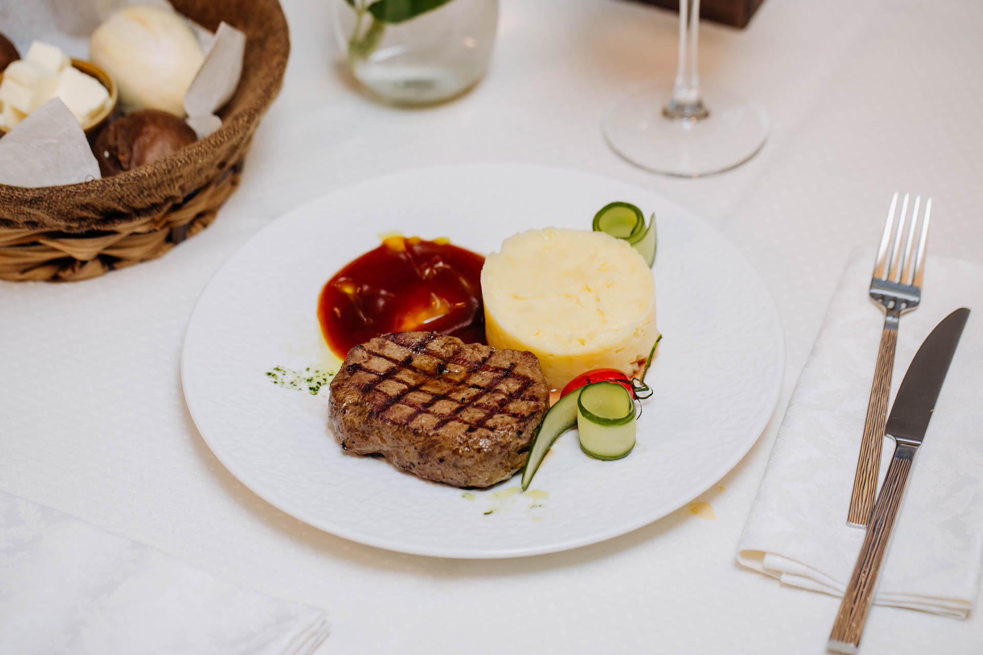 Филе миньон с картофельным пюре и соусом демиглас