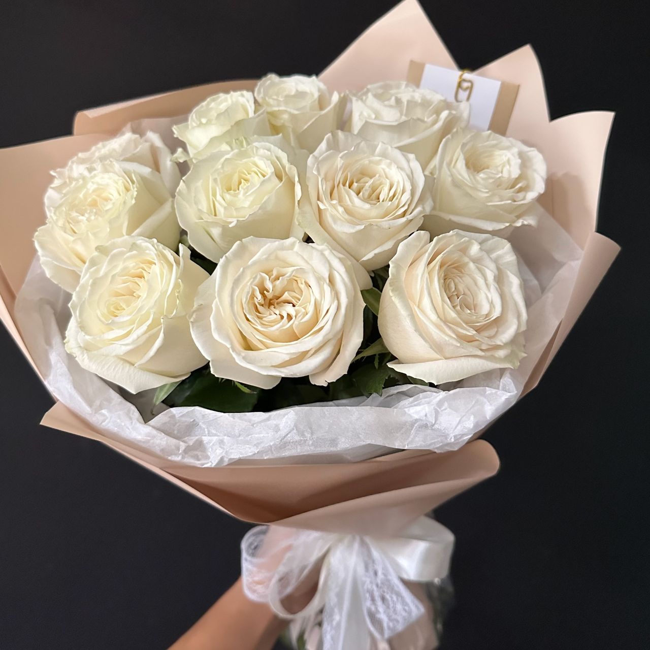 11 белых пионовидных роз