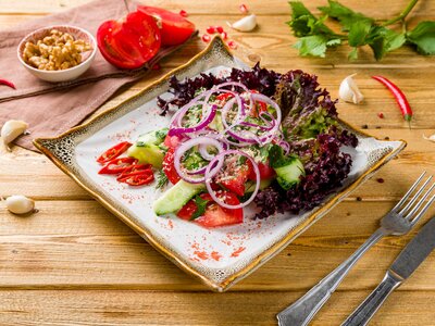 Салат овощной с орехами
