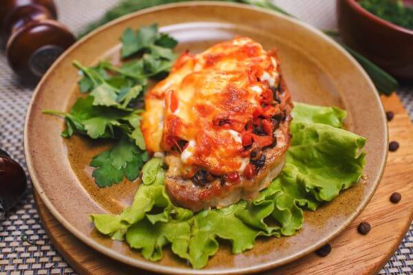 Свиная отбивная с грибами и овощами