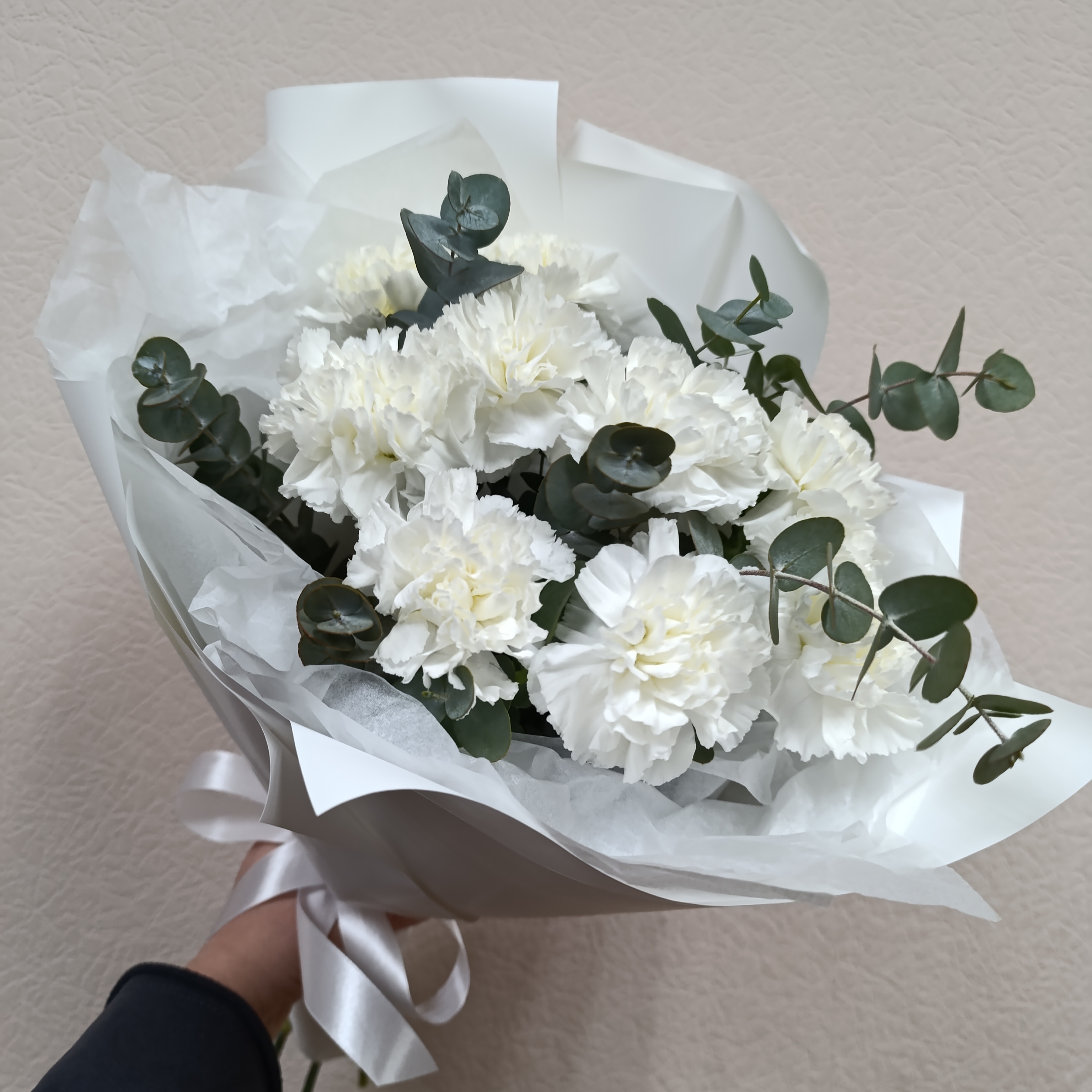 9 белых диантусов с эвкалиптом 