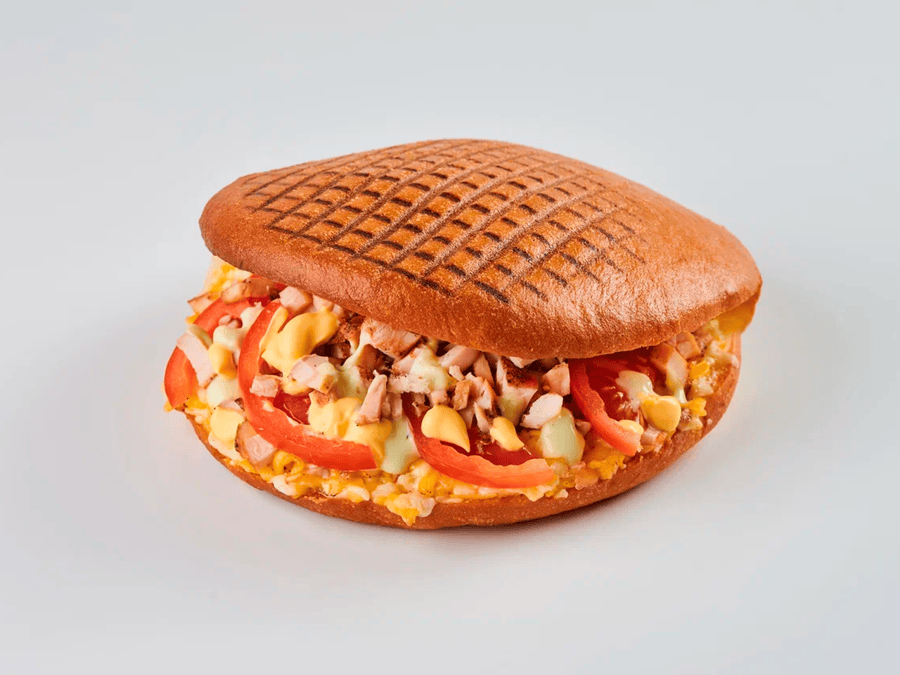 Много сыра в лепешке с курицей