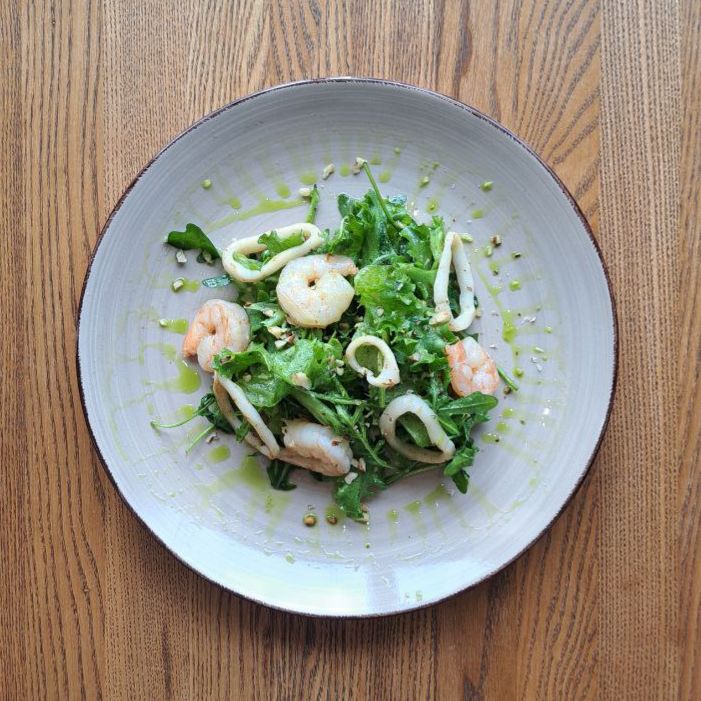 Теплый салат с кальмарами/креветками