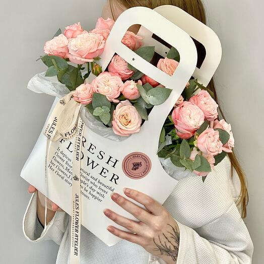 «Аврора» композиция из пионовидной кустовой розы мадам бомбастик в сумке