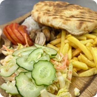 Гиро на тарелке с курицей