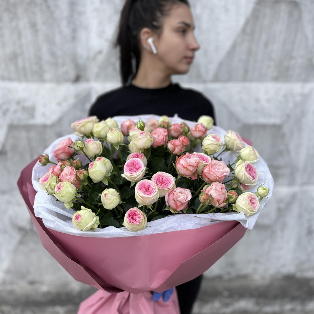 Букет из пионовидных кустовых роз