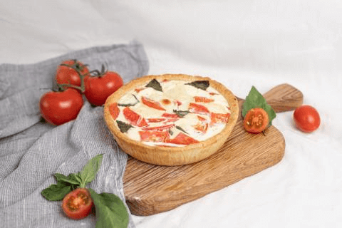 Киш с помидорами, моцареллой и базиликом