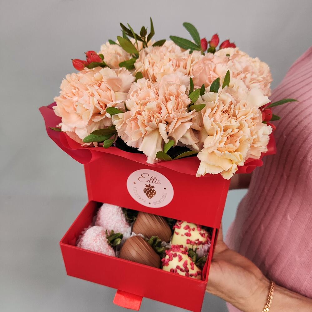 Цветы в коробке и клубника в шоколаде