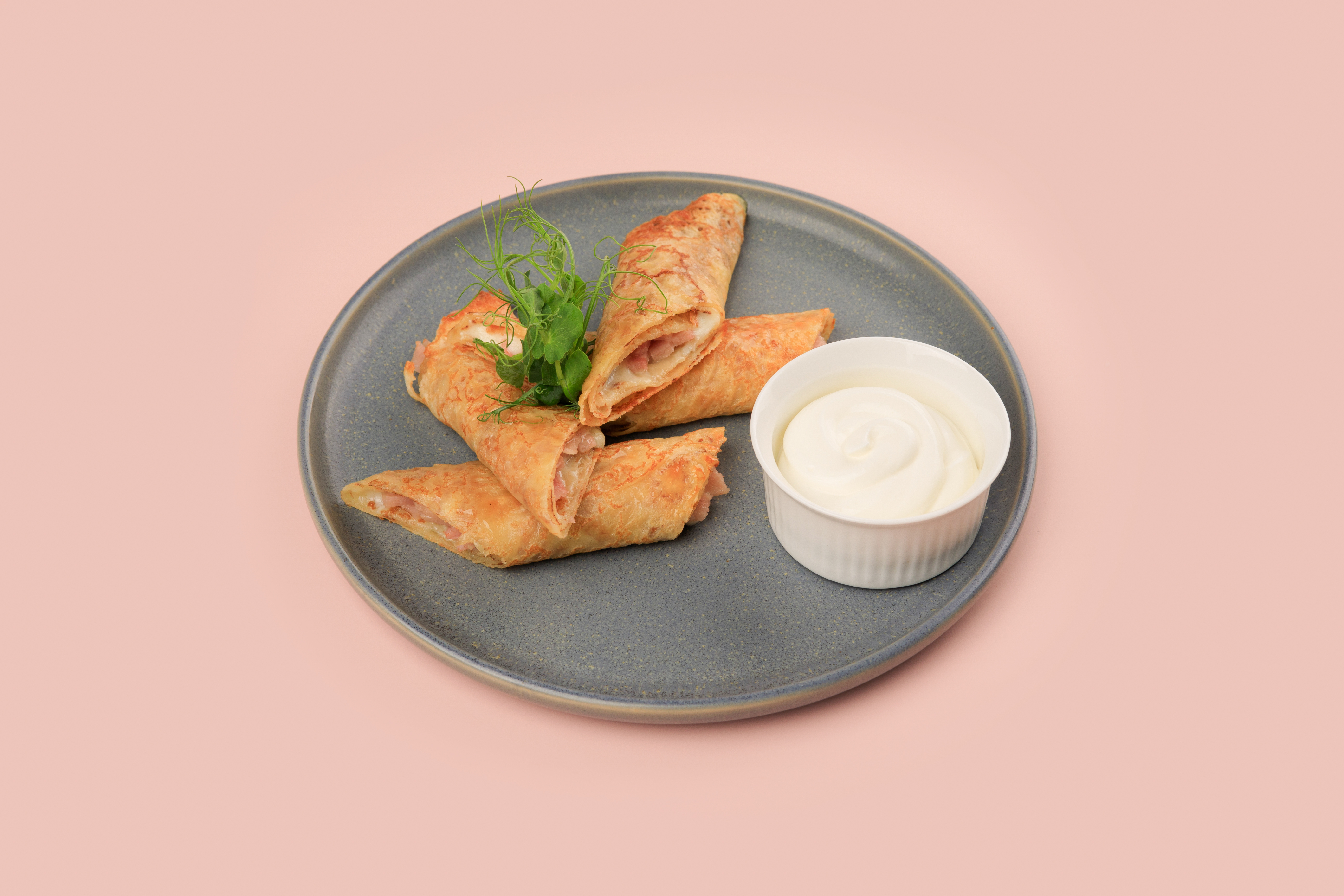 Блинчики с ветчиной, сыром и сметаной