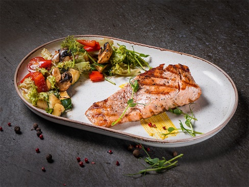 Стейк из лосося с салатом гриль