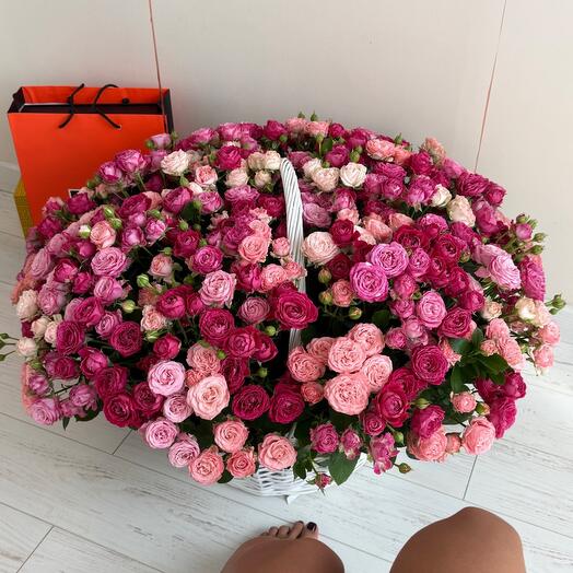 Корзина с цветами кустовые пионовидные розы