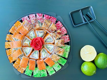 Торт из роллов Сакура