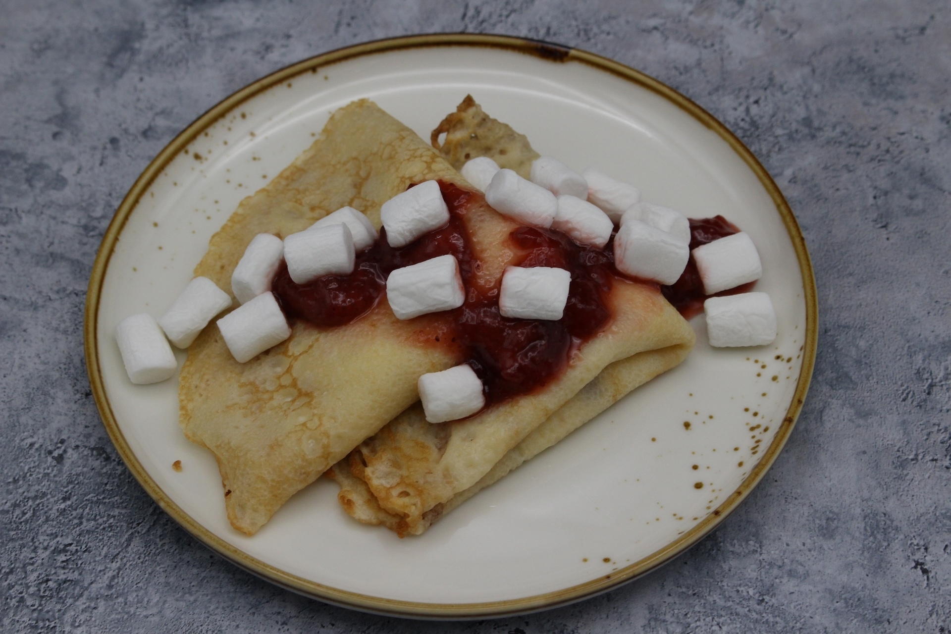 Блинчики с сырным кремом, конфи из клубники и маршмеллоу