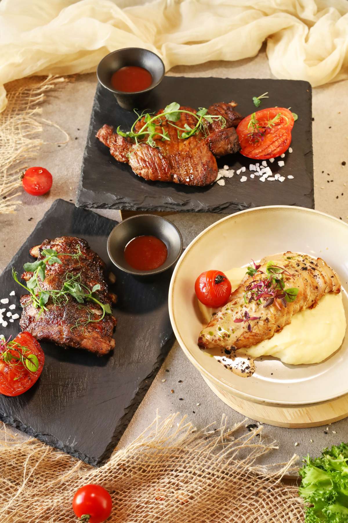 Куриная грудка с карт.пюре в орех. соусе