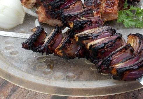 Луковый шашлык с салом