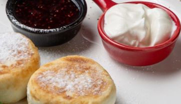 Сырники со сметаной и малиновым вареньем