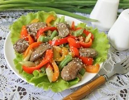 Куриная печень на овощной подушке
