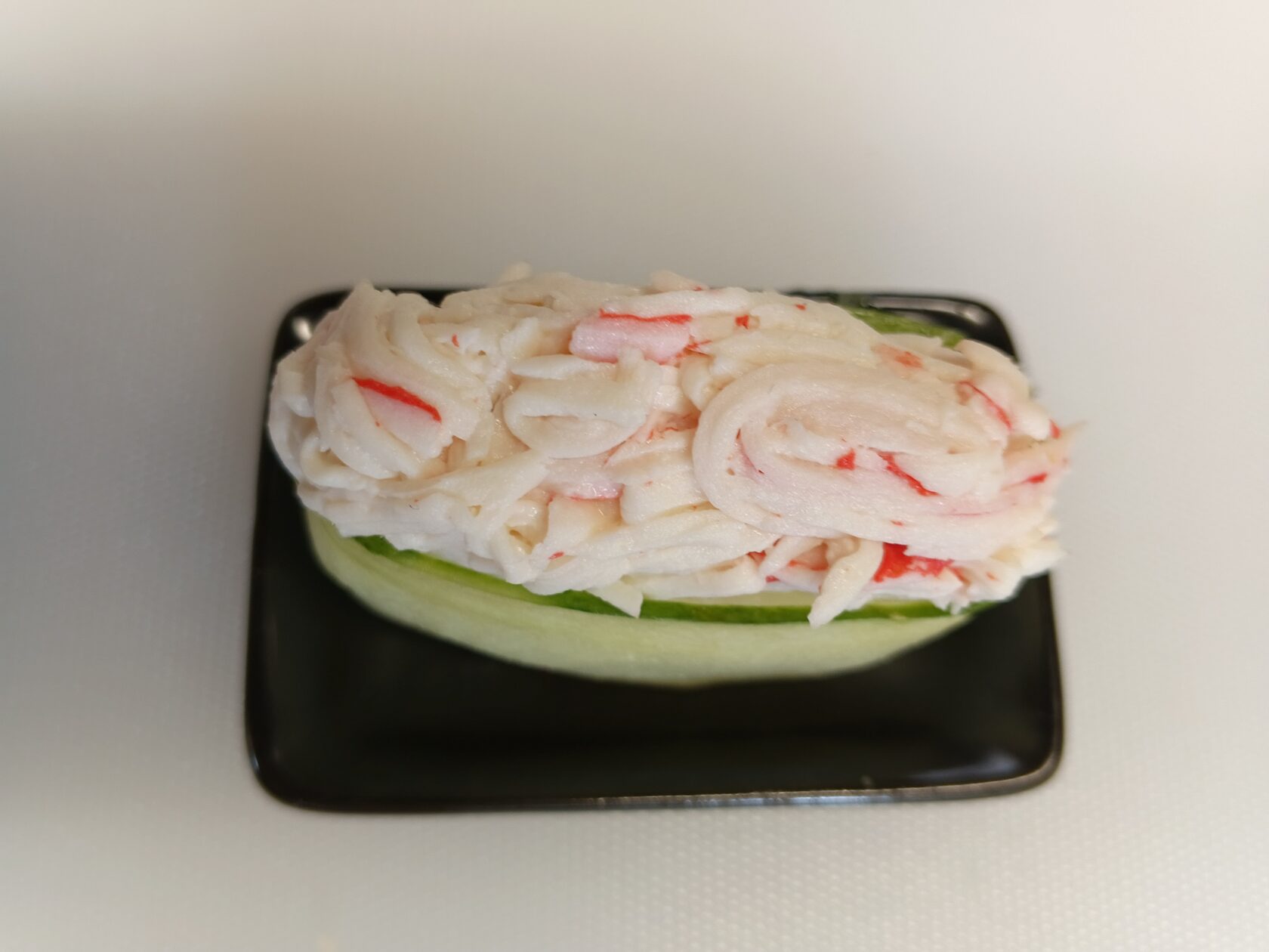 Суши с крабом и огурцом