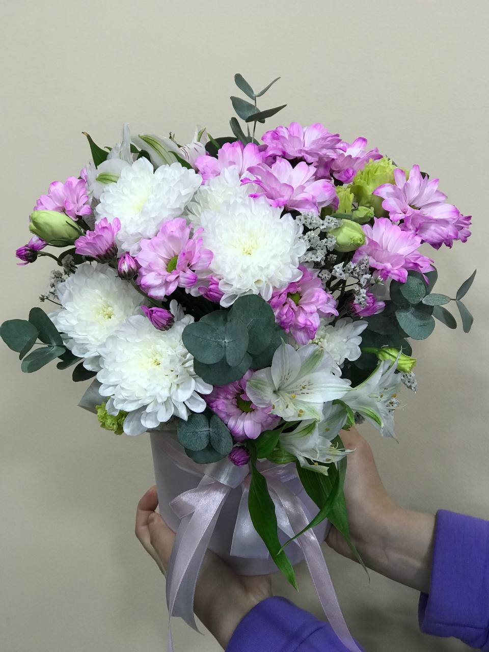 Композиция в шляпной коробке"Бабочки из альстромерии"