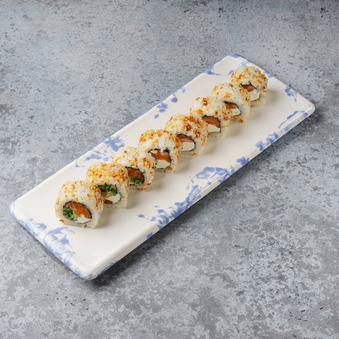 Ролл с лососем и огурцом 200гр.