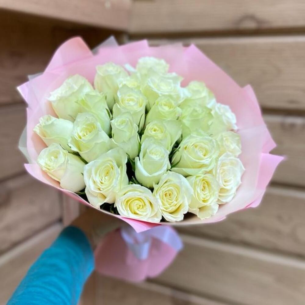 25 белых роз