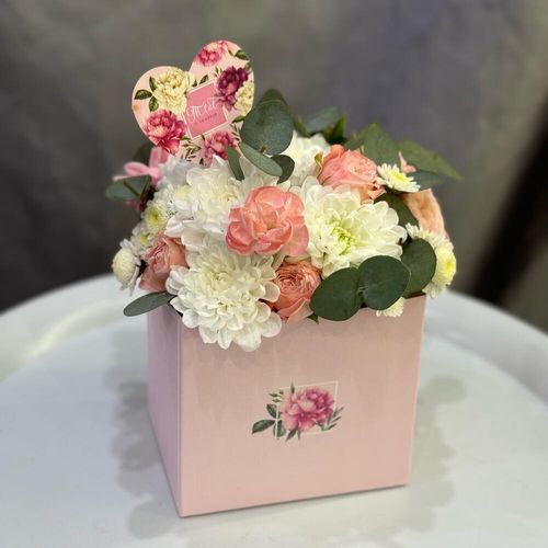 Букет из хризантем в коробке с топпером (к1784)