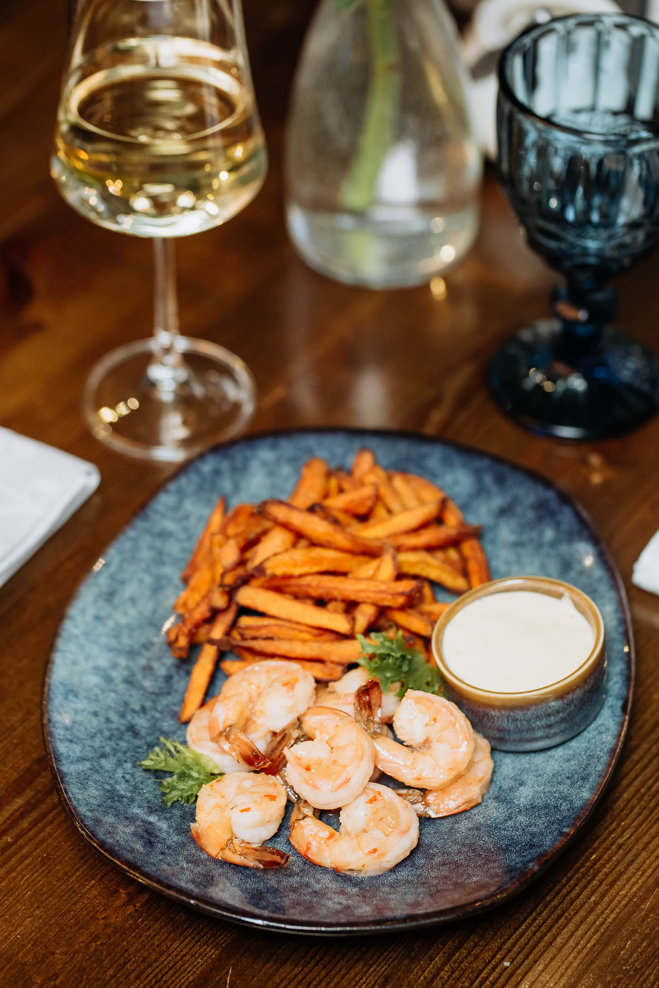 Креветки тигровые с бататом и соусом манго