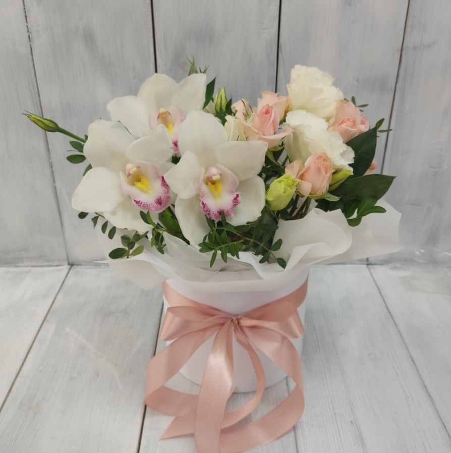 Коробка с орхидеями и кустовой розой