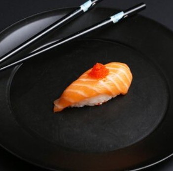 Суши с лососем