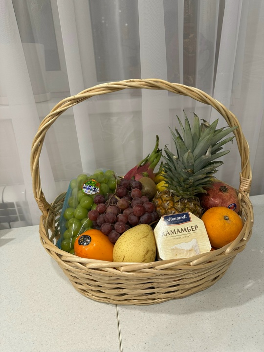 Подарочная корзина с фруктами