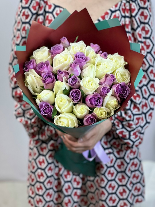 Букет 35 Роз (сиреневая и белая)