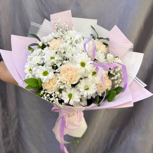 Букет цветов: ромашки, диантусы, зелень (б2083)