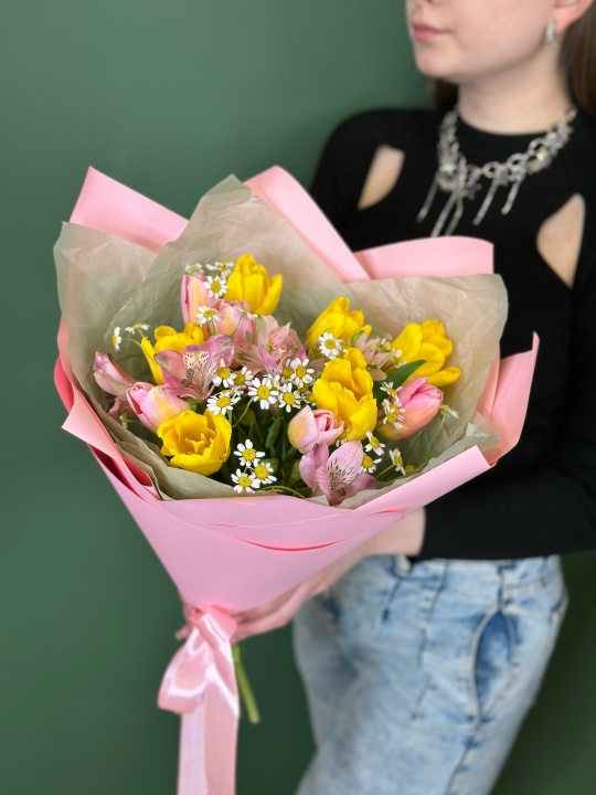 Весенний букет с жёлтыми и розовыми тюльпанами ,ромашками и альстромерией