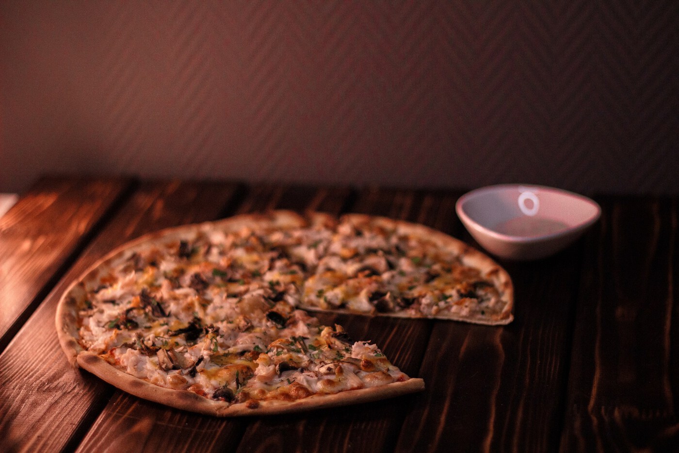 Пицца с курицей и грибами