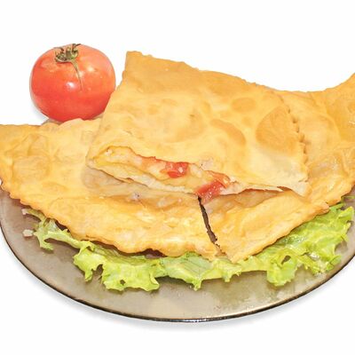 Чебурек с сыром и помидорами