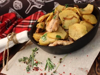 Сковорода с жареным мясом и картофелем