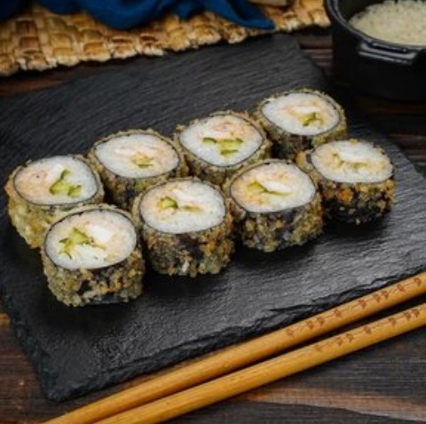 Горячий ролл с тигровыми креветками в темпуре и сухарями