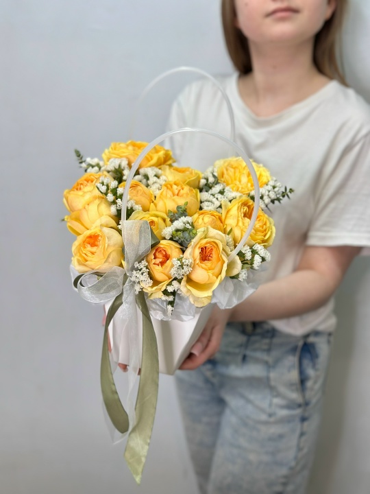 Белая сумочка с пионовидной желтой розой и белой статицей