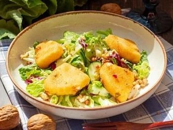 Салат с жареной моцареллой