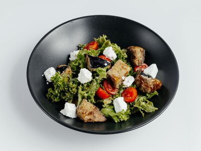 Салат с баклажаном и сыром фета
