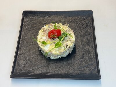 Салат с говяжьим языком и маринованным огурчиком