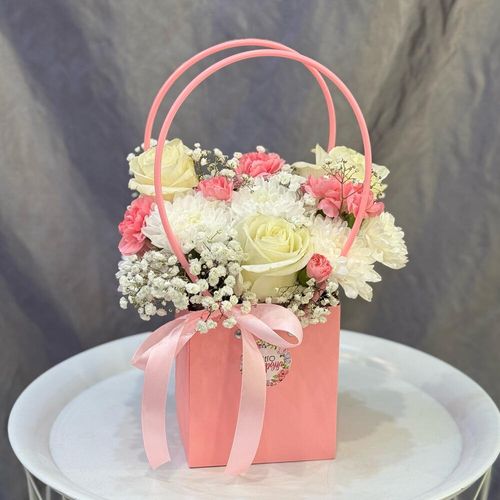 Корзина с цветами: розы, хризантемы, гипсофила, зелень (к2048)