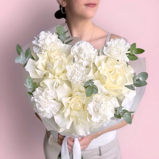 Воздушный букет белая французская роза мондиаль, диантус и эвкалипт