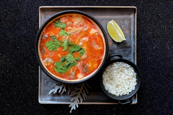 Том Ям с говядиной и рисовой лапшой