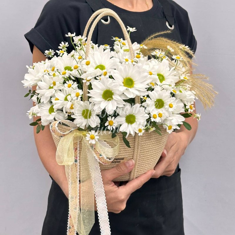 Корзинка с ромашками