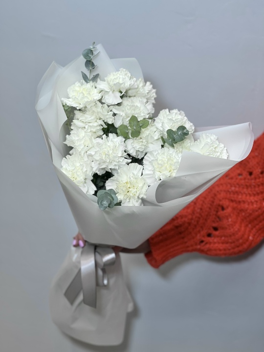 Букет из белых гвоздик с эвкалиптом