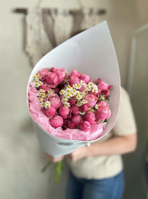 Букет из ярких пионовидных кустовых роз с полевой ромашкой.