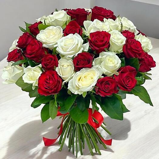 55 красных и белых роз 