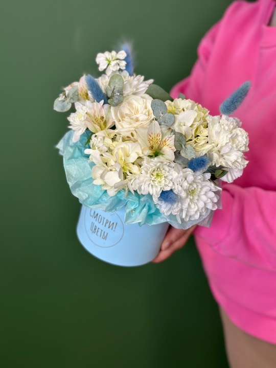 Коробочка с гортензией ,эквадорской розой,альстромерией и хризантемой