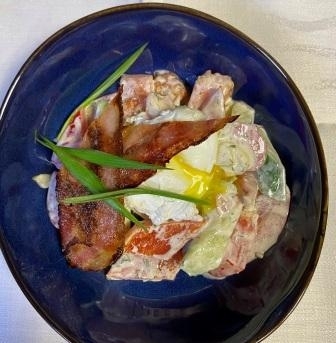 Салат фермерский с беконом и яйцом пашот